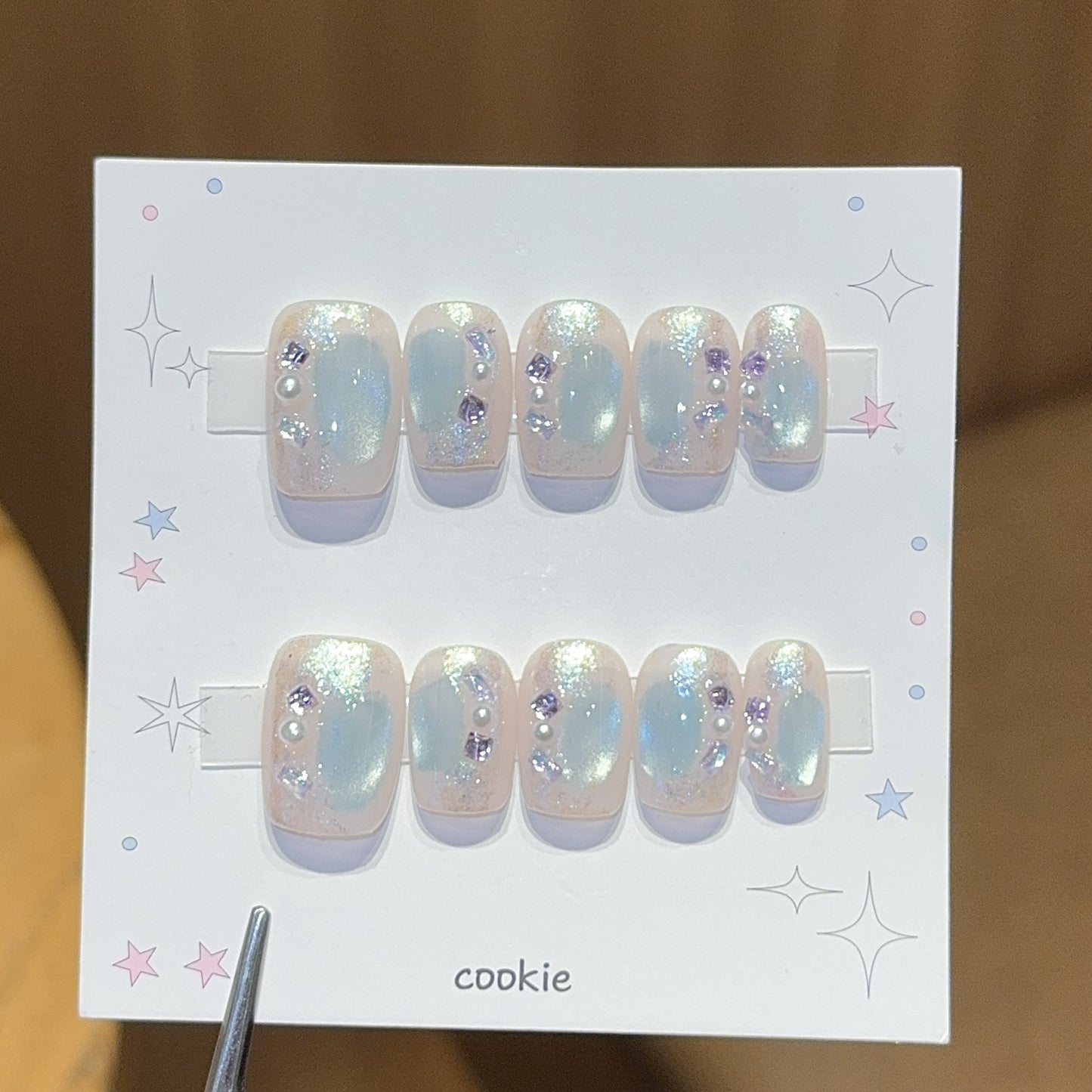 Kunstnägel mit Perlen- und Glitzerschmuck Brehn