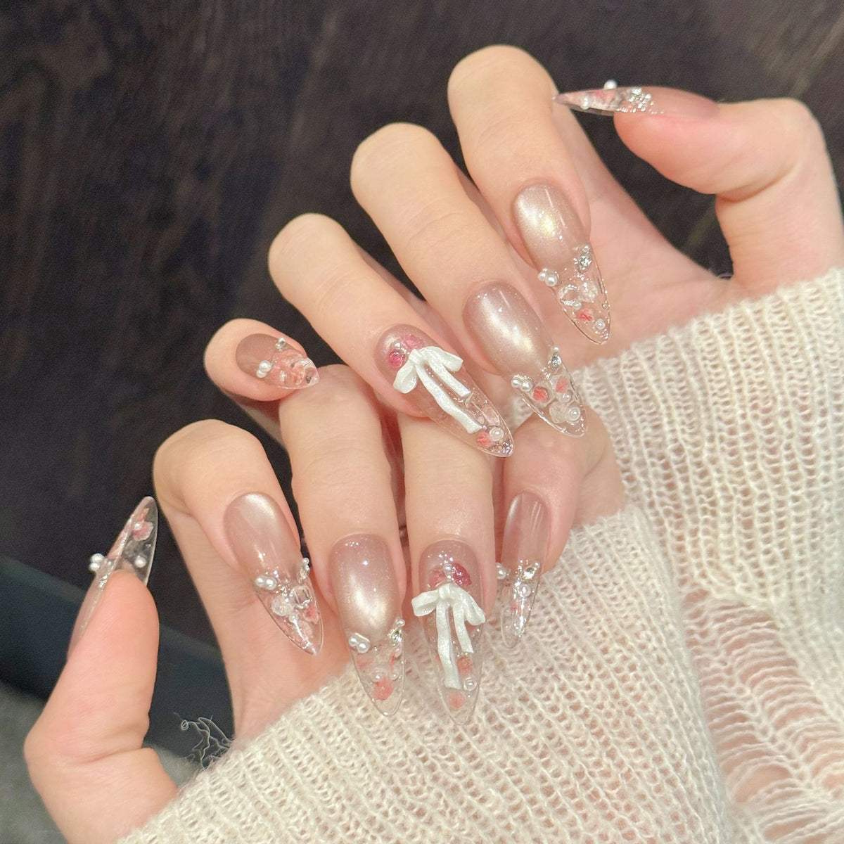 Dekoratives Press-On Nagelkunstset mit eleganten Perlen- und Schleifenelementen