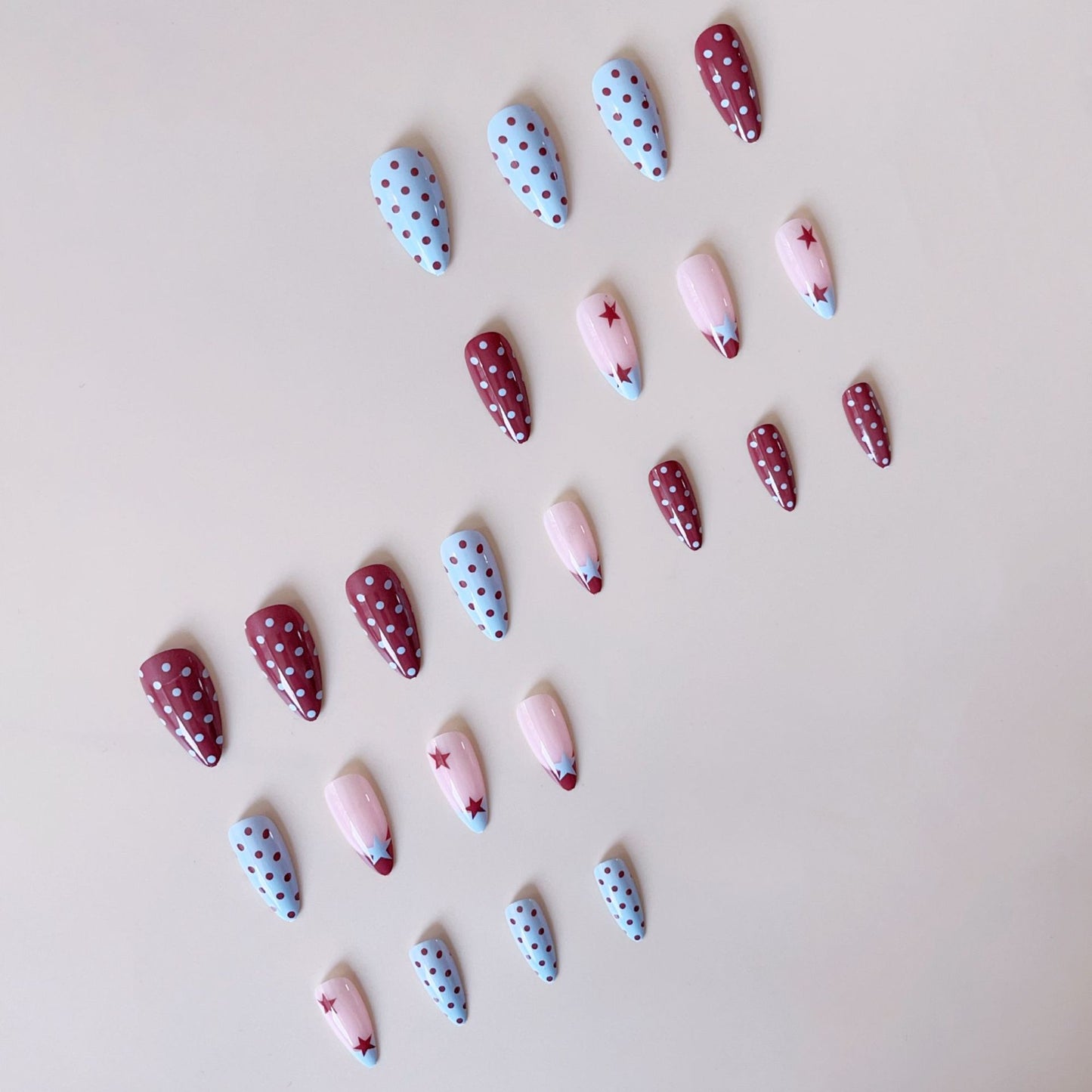 Kunstnagelset mit kreativen Retro-Designs Brehn