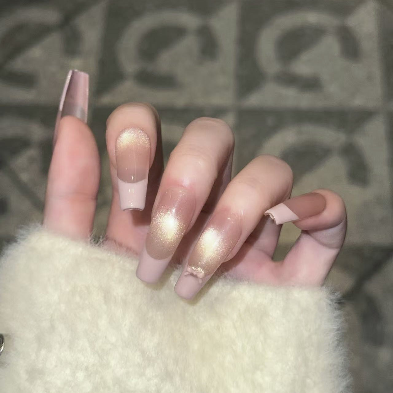 Wiederverwendbares Press-On-Nagelset mit eleganten Schleifenakzenten Brehn