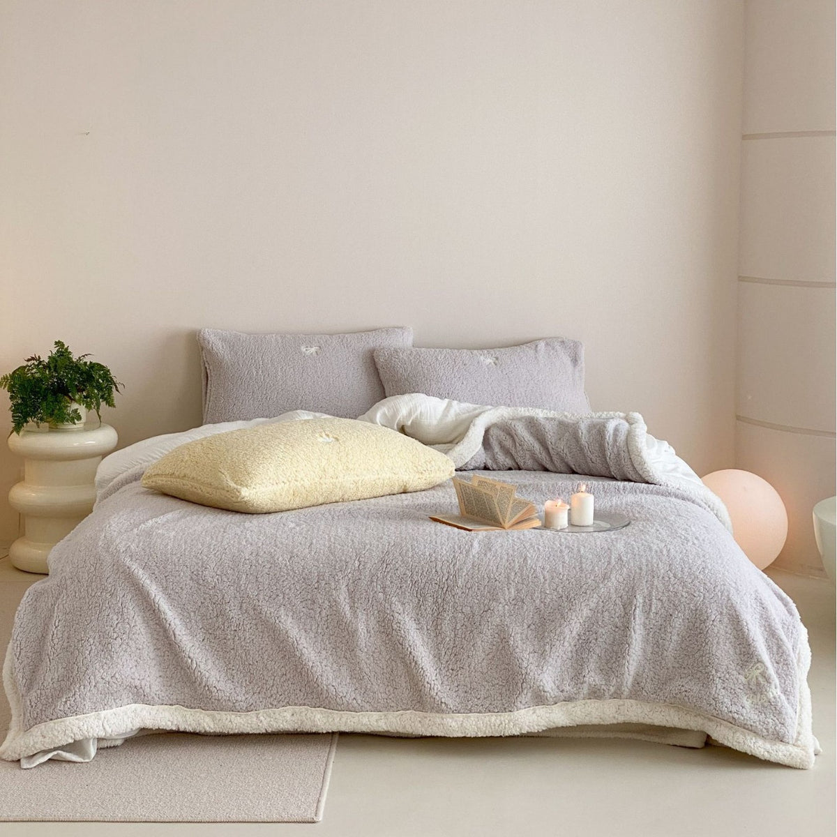Kuschelige Sherpa-Tagesdecke mit wendbarem Fleece-Innenfutter