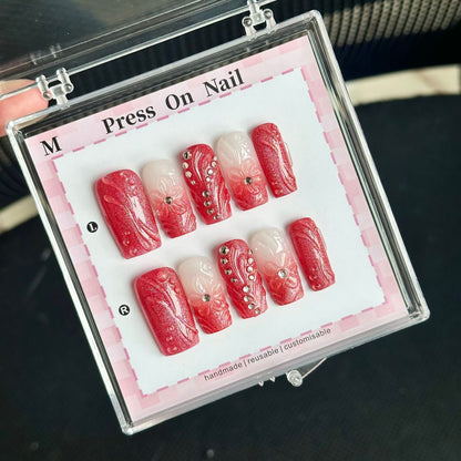 Dekorativer Press-On Nagelset mit Blumen- und Edelsteinakzenten  1791773770