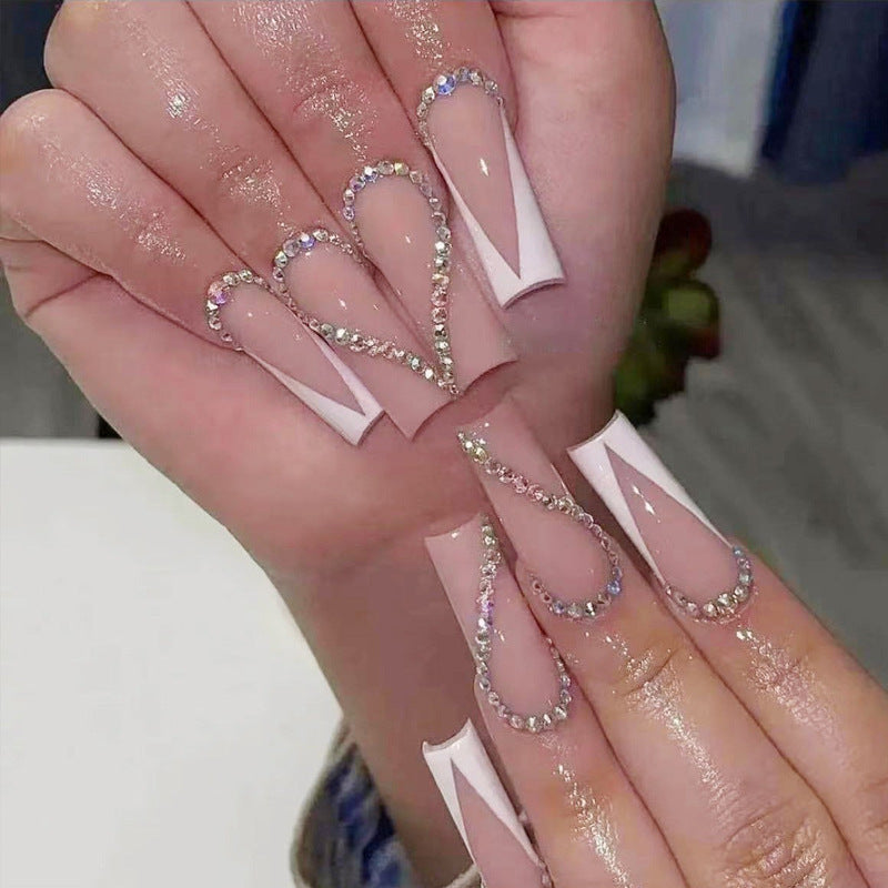 Stylisches Press-On-Nageldesign mit eleganten Strassakzenten Brehn