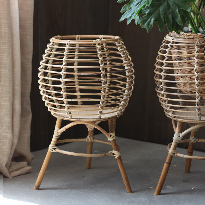 Handgefertigter Rattan-Hocker Brehn