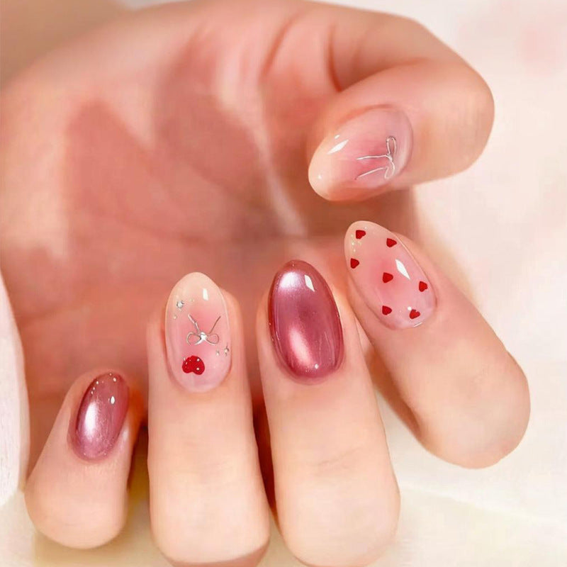 Kunstnagelset mit romantischen Herzen und eleganten Schleifen Brehn
