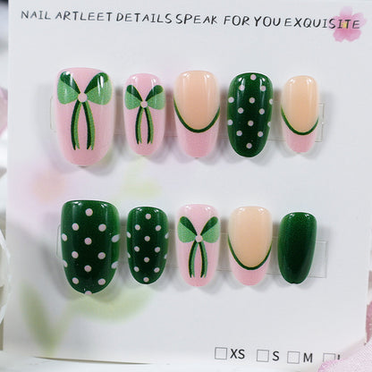 Kunstnagelset mit floralen Akzenten und verspielten Designs Brehn