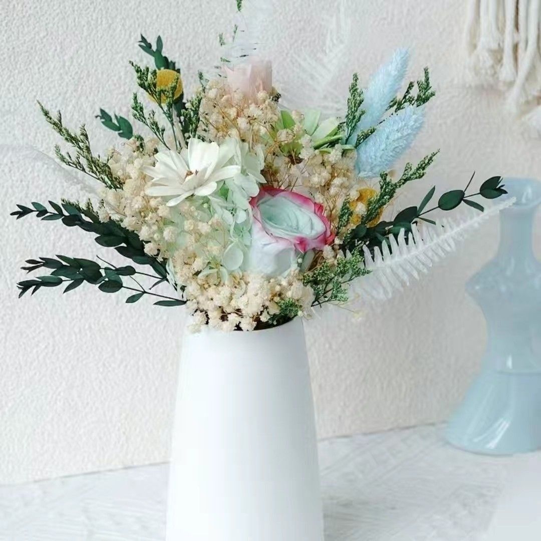 Lebensechte botanische Blumenanordnung