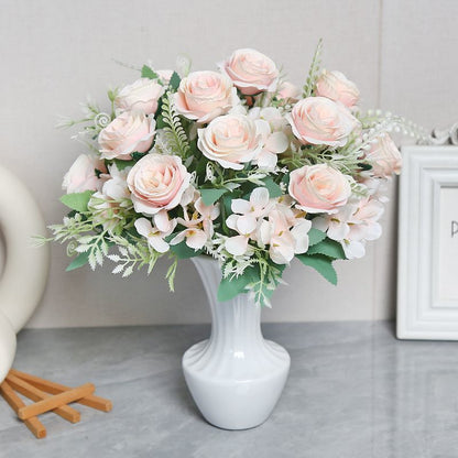 Lebensechte Blumenarrangement in modernem Vase