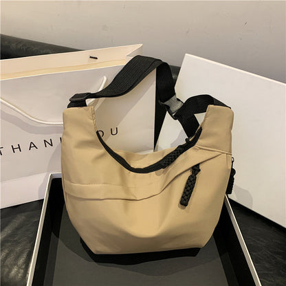 Lässige strukturierte Schultertasche