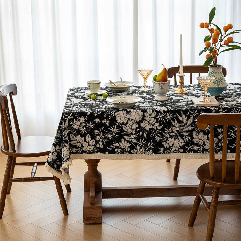 Verschnörkelte Blumen-Tischdecke