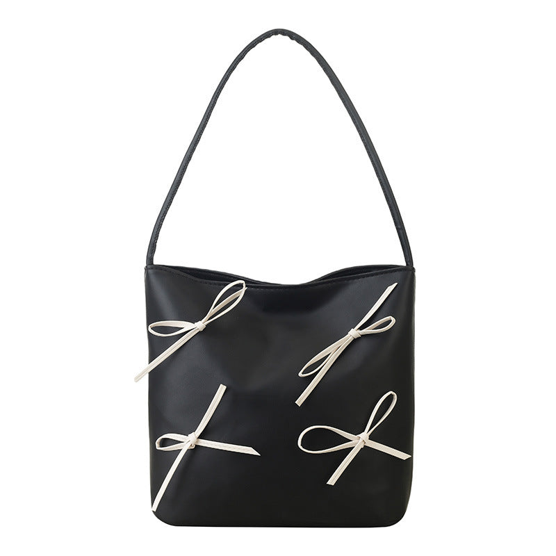 Schultertasche mit Schleifenverzierung
