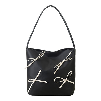 Schultertasche mit Schleifenverzierung