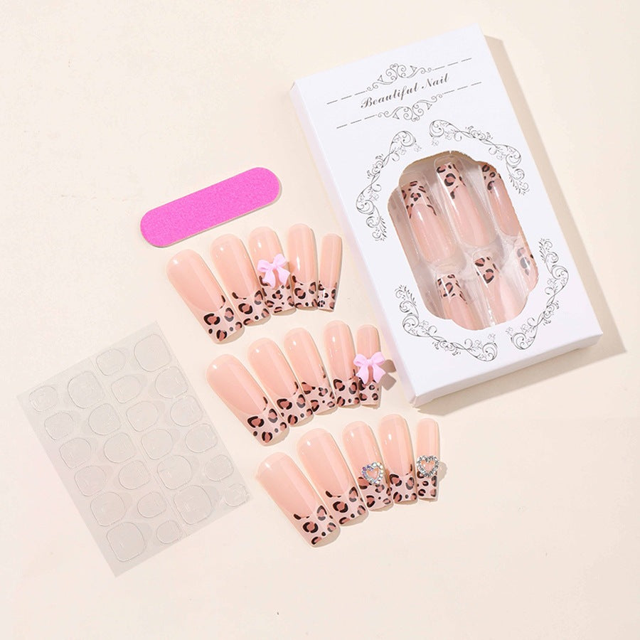 Kunstnagelset mit trendigem Leopardenmuster und verzierten Details Brehn