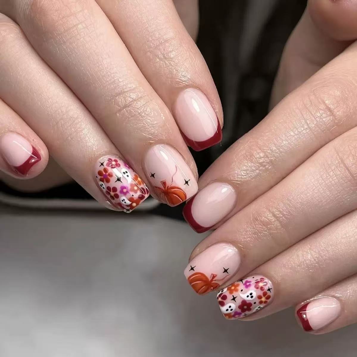 Kunstnagelset mit fröhlichen Blumenmotiven und eleganten French-Spitzen Brehn