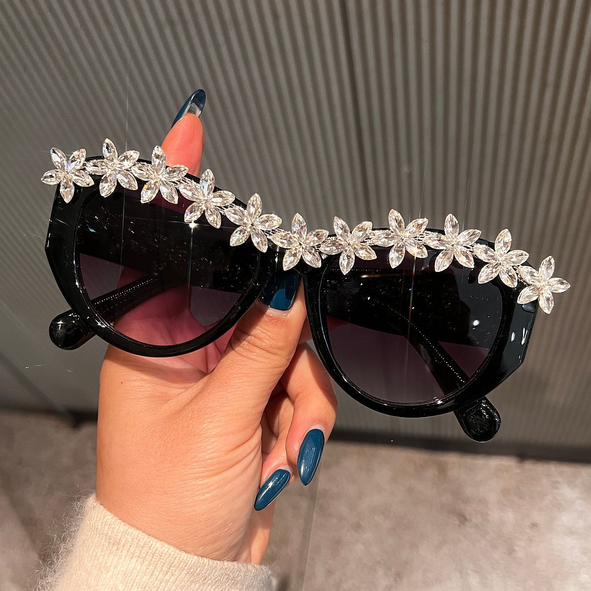 Damen Sonnenbrille mit floralen Kristallakzenten Brehn