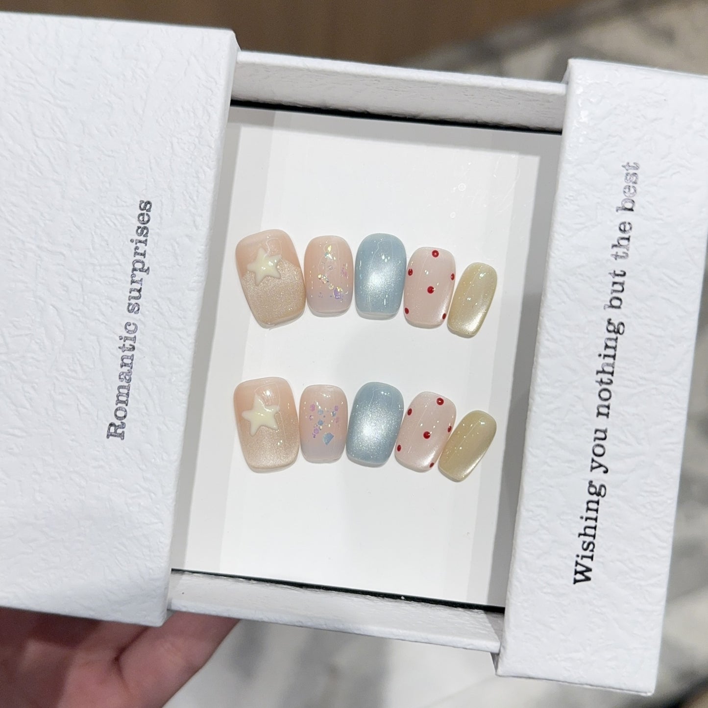 Kunstnägel mit Romantischen Designs und Funkelnden Akzenten Brehn