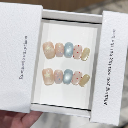 Kunstnägel mit Romantischen Designs und Funkelnden Akzenten Brehn