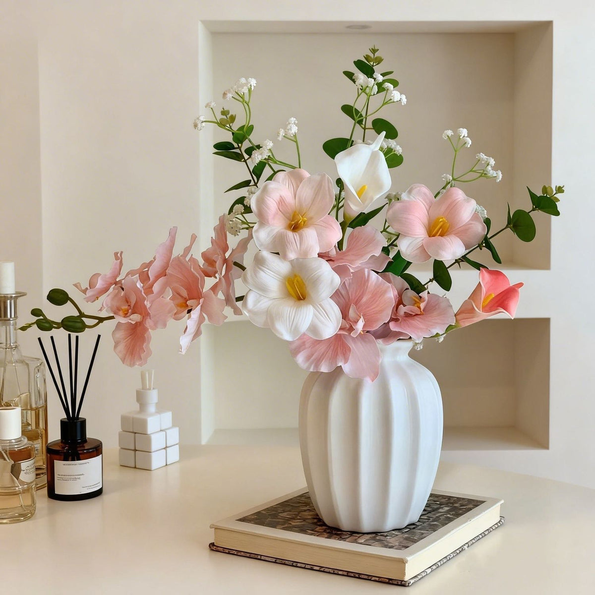 Elegante Blumenarrangement mit modernem Vase