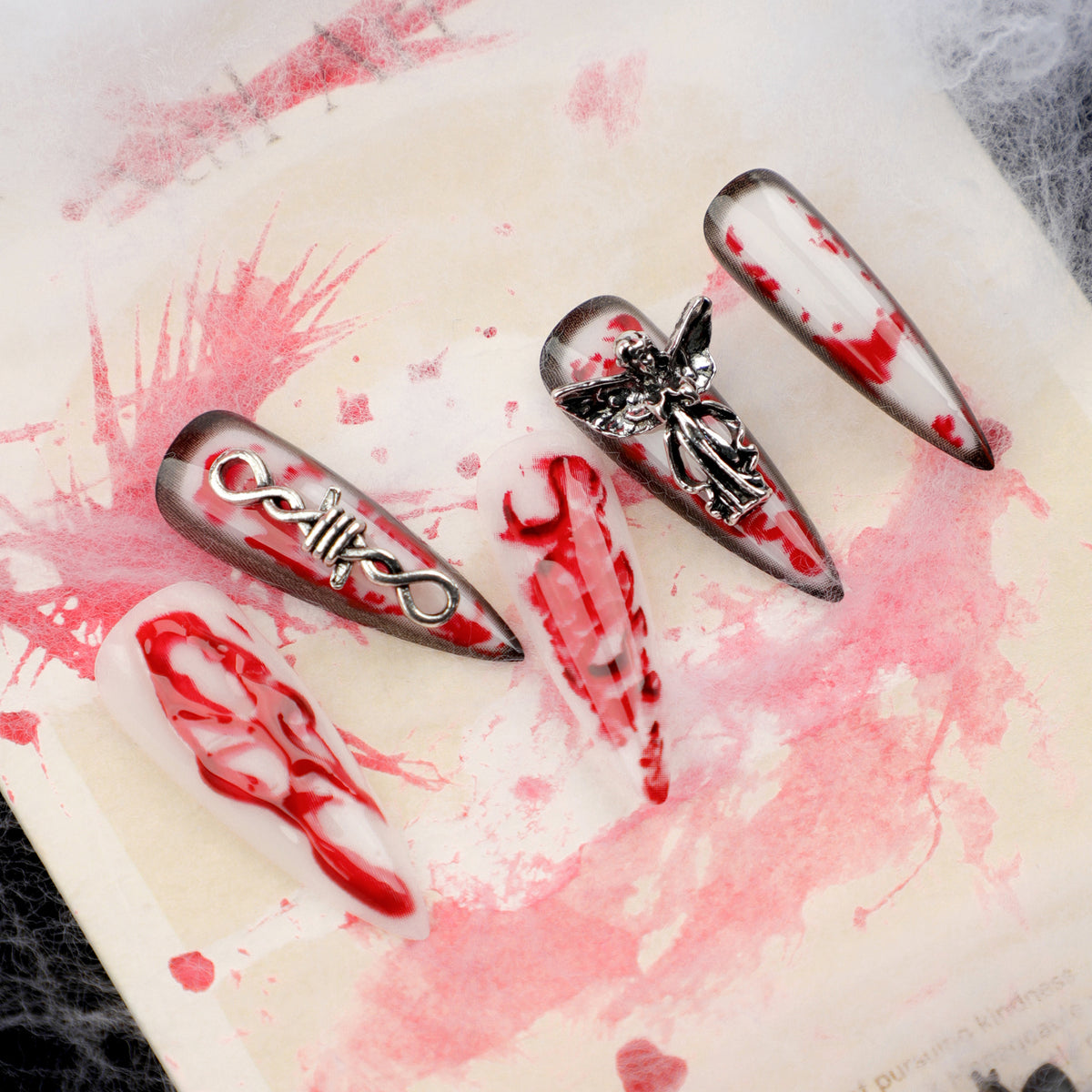 Kunstvolle Stiletto-Nägel mit Blut-und-3D-Design Brehn