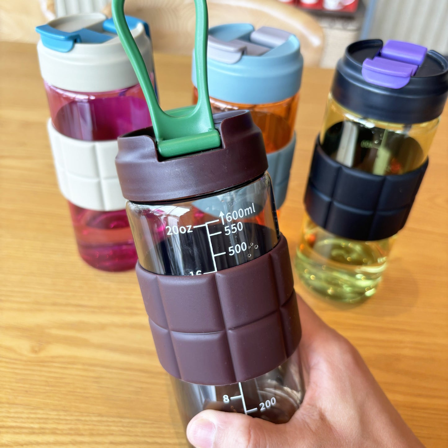Damen transparente Trinkflasche mit rutschfester Silikonummantelung Brehn