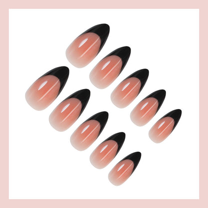 Kunstnagelset mit elegantem French-Tipp und schimmernden Akzenten Brehn