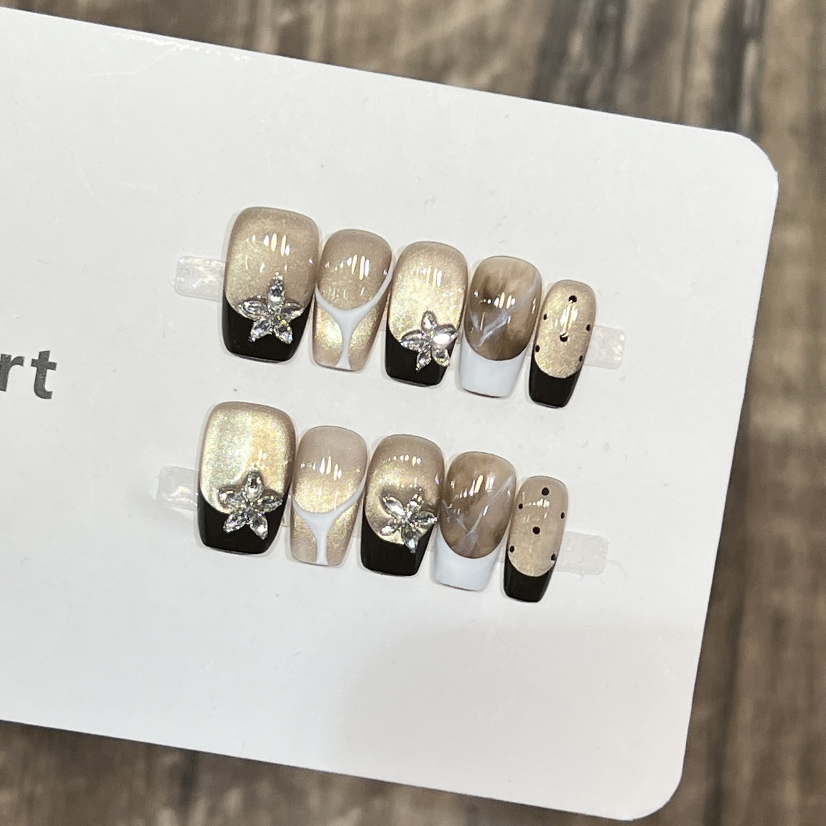 Elegantes Press-On Nail Art Set mit floralen Verzierungen Brehn