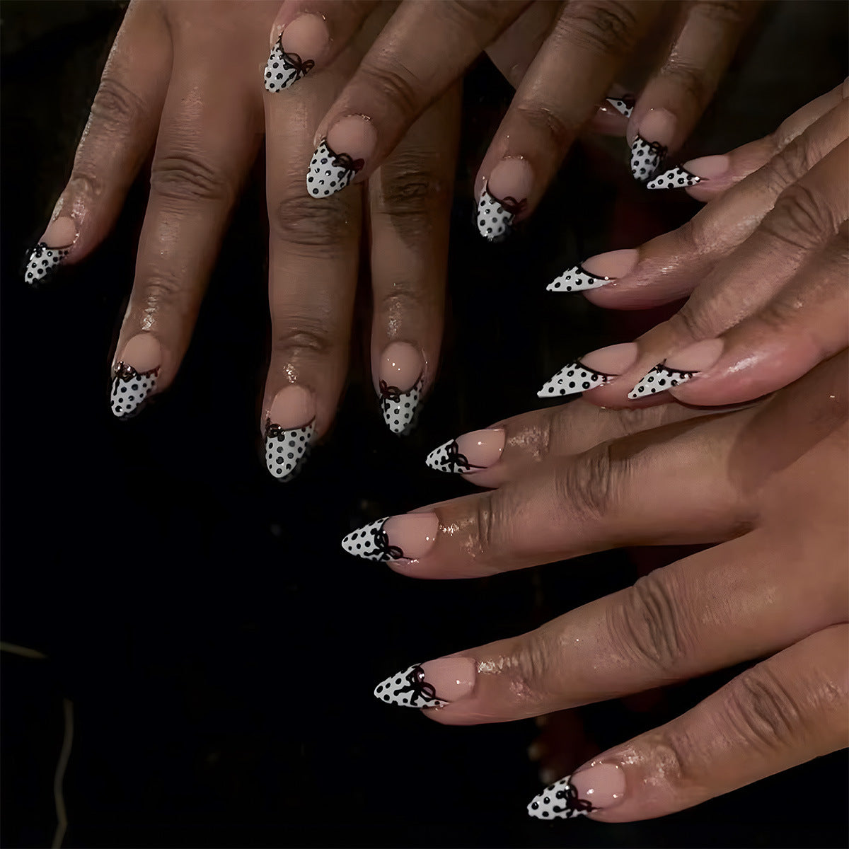 Elegante Stiletto Press-On Nägel mit Polka-Dot-Design und Schleifenakzenten Brehn