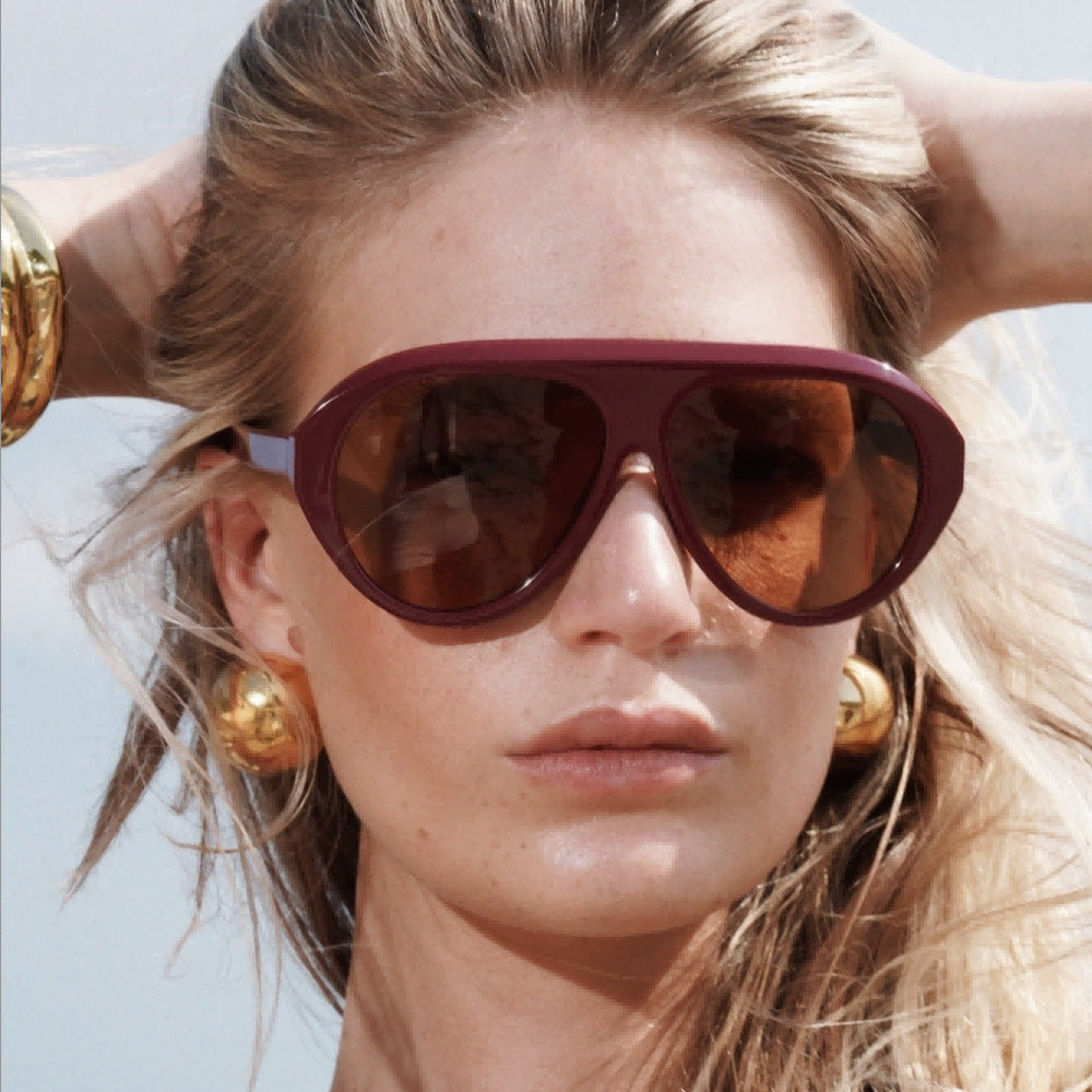 Damen Statement Sonnenbrille mit breitem Rahmen und grünen Gläsern Brehn