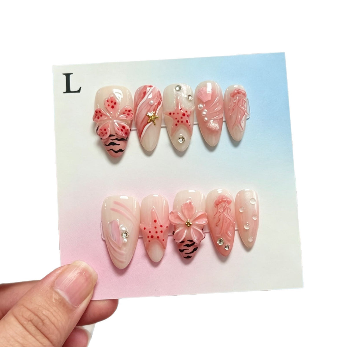 Dekorativer Press-On-Nagelkunst-Set mit floralen und ozeanischen Designs