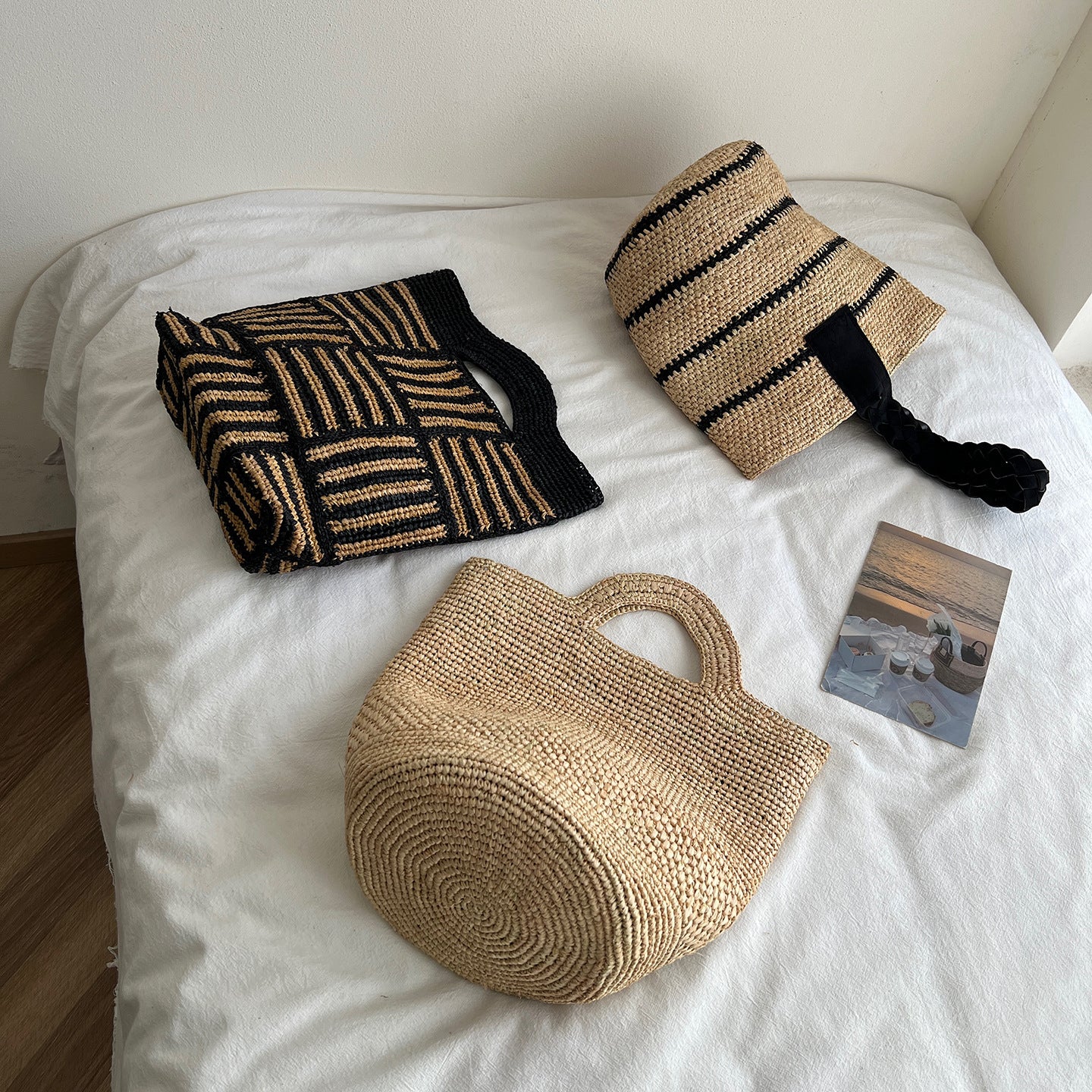 Handgefertigte Strohtasche mit Modischem Streifenmuster Brehn