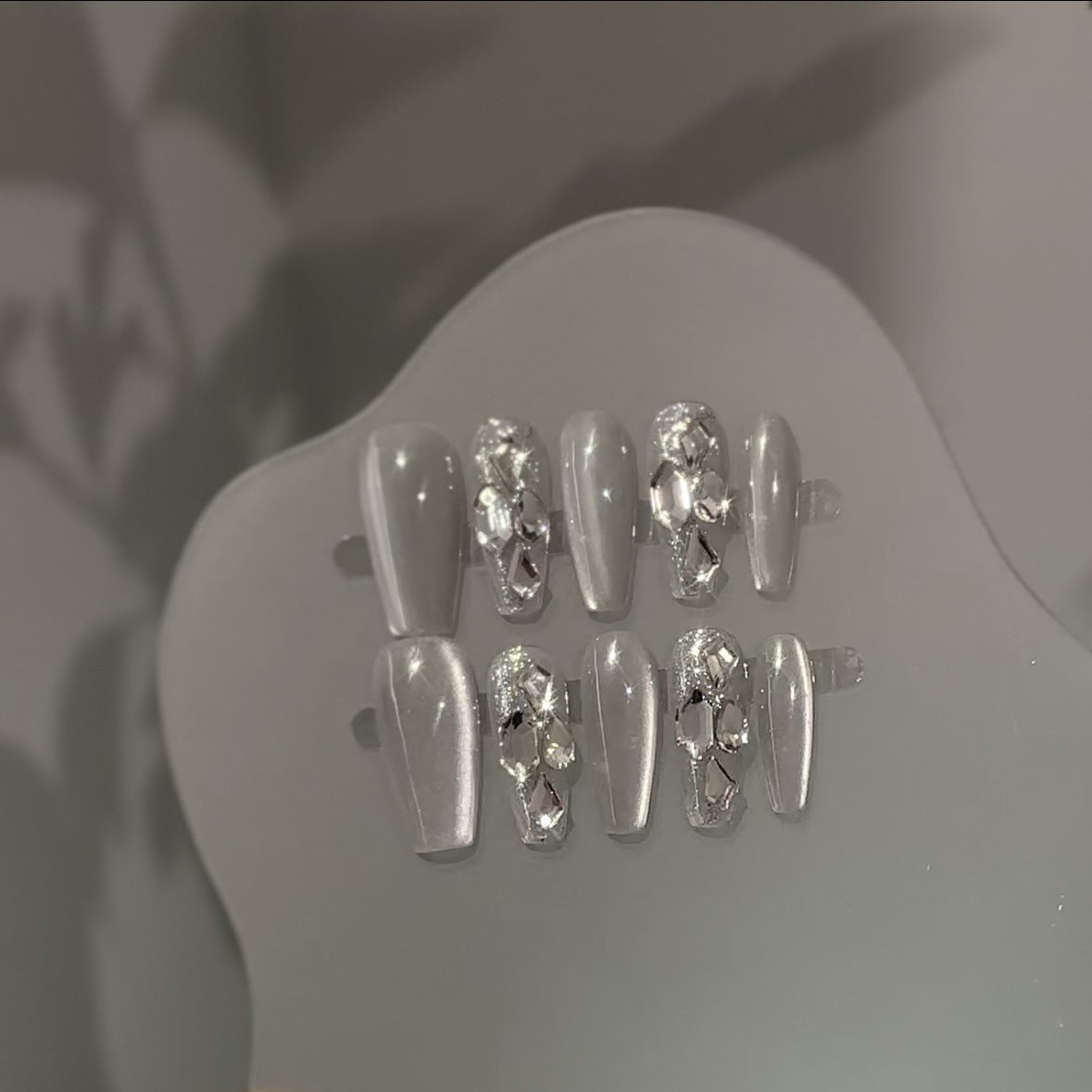 Dekoratives Press-On Nageldesign-Set mit glitzernden Akzenten