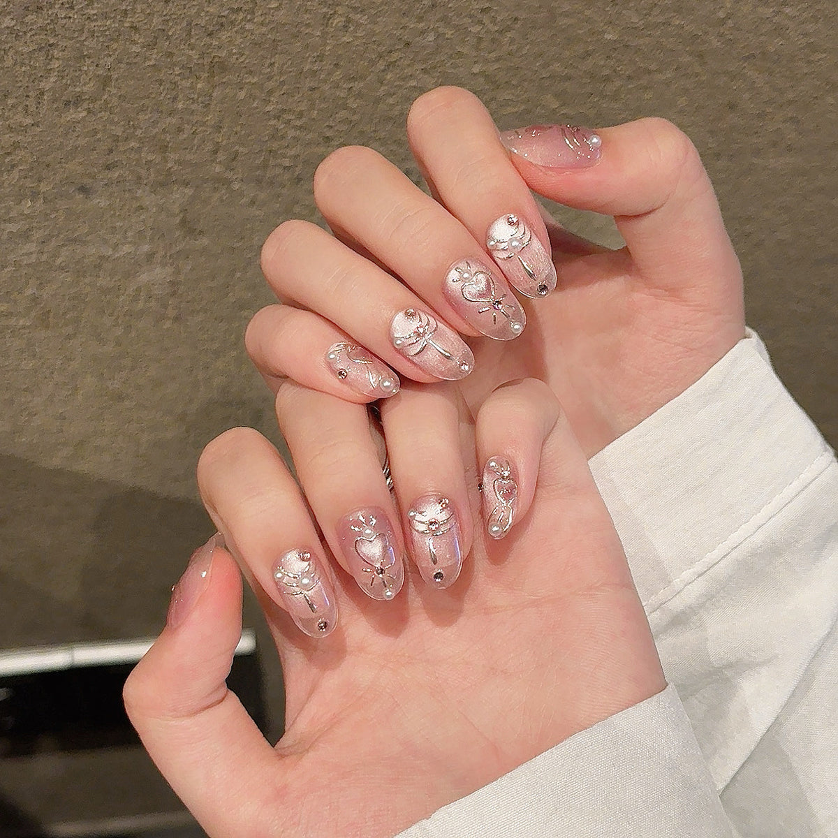 Künstlerisches Press-On-Nagelset mit eleganten Herz- und Blumenakzenten