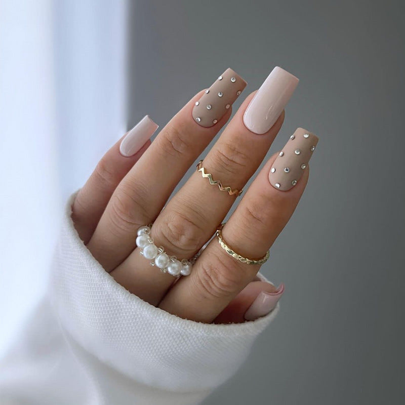 Elegante Stiletto Press-On Nagelkunst mit Strass-Akzenten Brehn