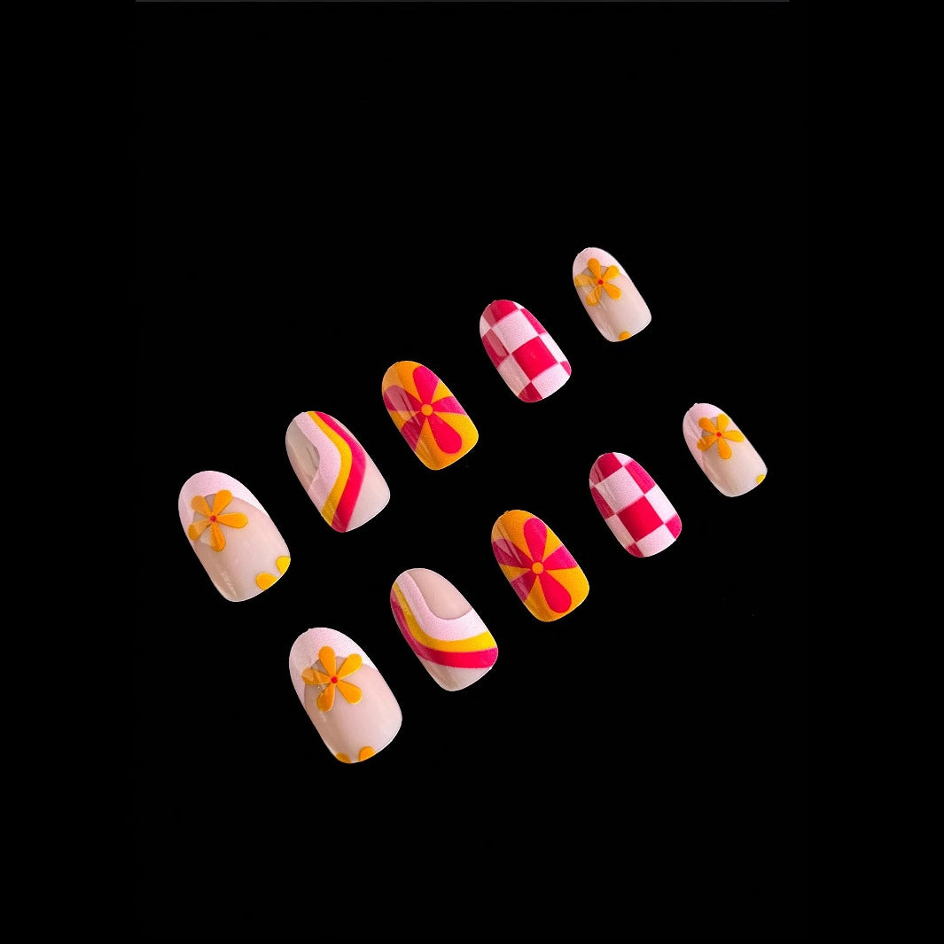 Kreatives Kunstnagelset mit lebendigen Mustern Brehn