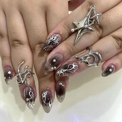 Kunstvolle Gel-Nägel mit filigranen Ornamenten und Glitzer Brehn