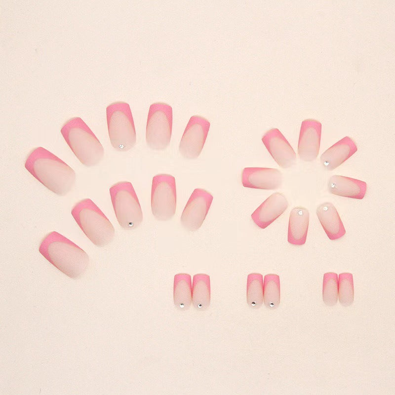 Kunstnagelset mit elegantem französischem Design und Glitzer-Akzenten Brehn