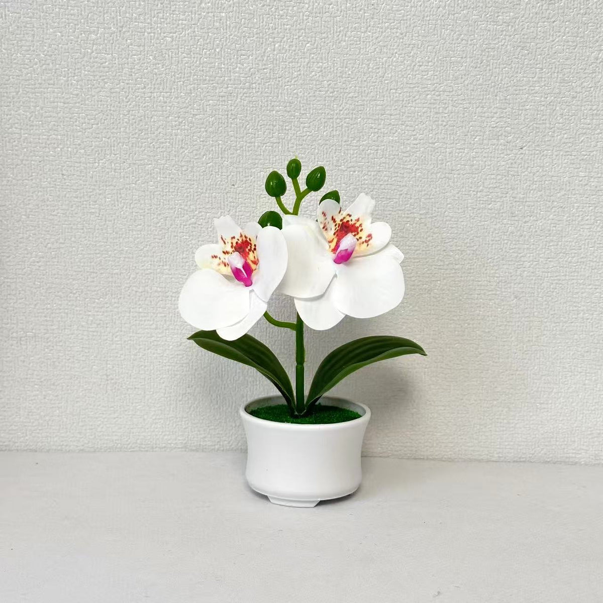 Elegante künstliche Orchideenpflanzenanordnung für die Innendekoration
