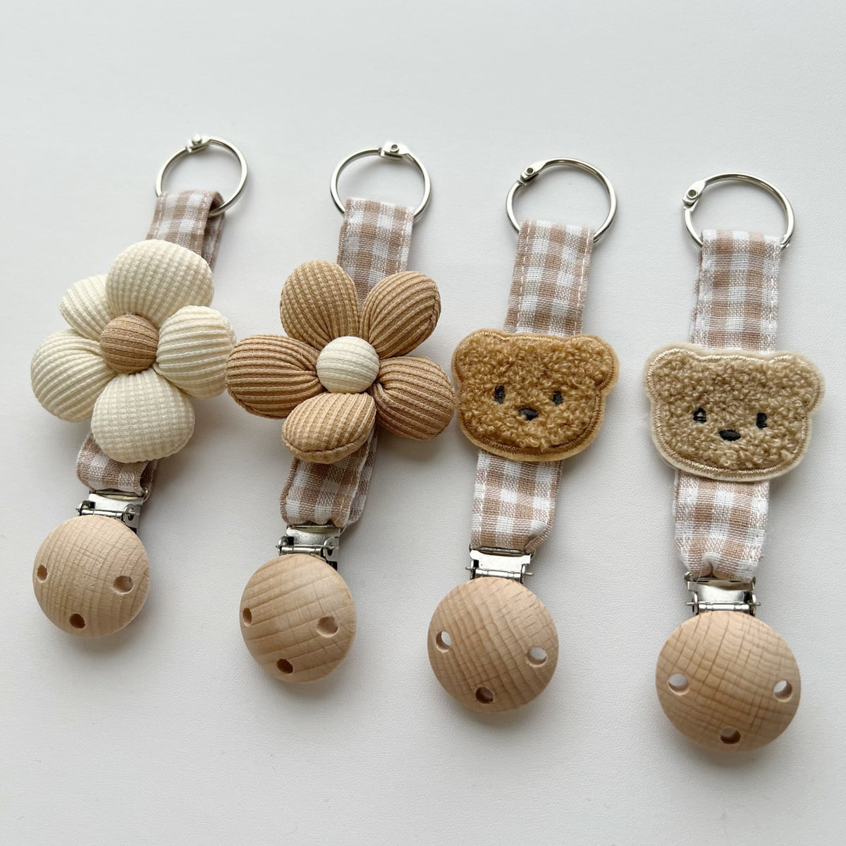 Handgefertigter Holz-Clip Schnullerhalter mit Gingham-Gurt und gepolstertem Blumenbeißring