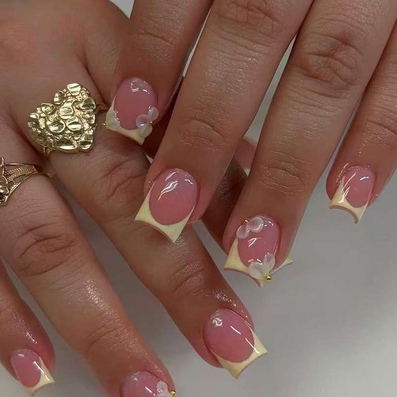 Dekoratives Press-On Nagelkunstset mit floralen Akzenten Brehn