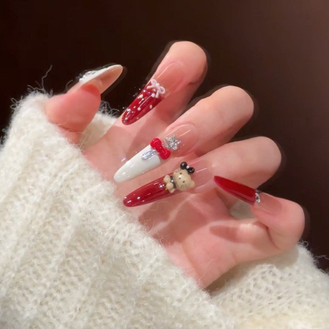 Künstlerisches Press-On-Nagelset mit Feiertagsdesigns Brehn