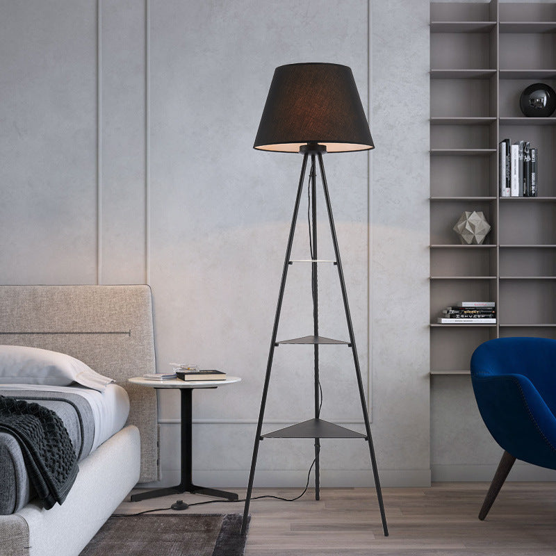 Dreieckige Stehlampe mit integrierten Regalen