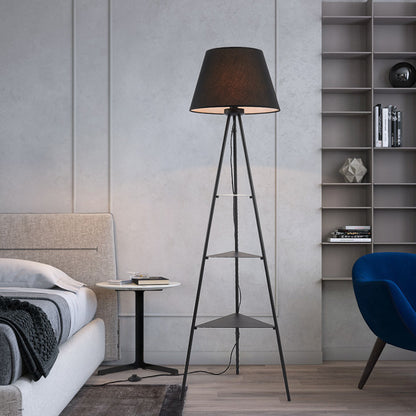 Dreieckige Stehlampe mit integrierten Regalen