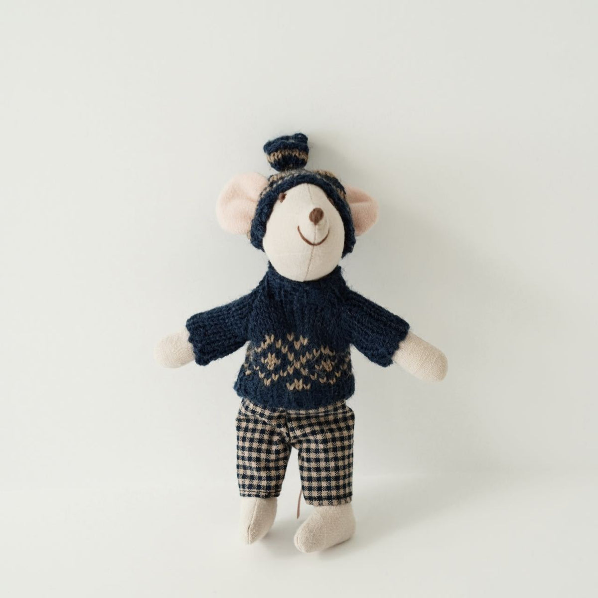 Handgefertigte Maus Plüschpuppe mit gestricktem Herzpullover, Pom-Pom-Mütze und Gingham-Hose