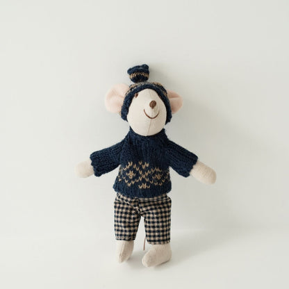 Handgefertigte Maus Plüschpuppe mit gestricktem Herzpullover, Pom-Pom-Mütze und Gingham-Hose