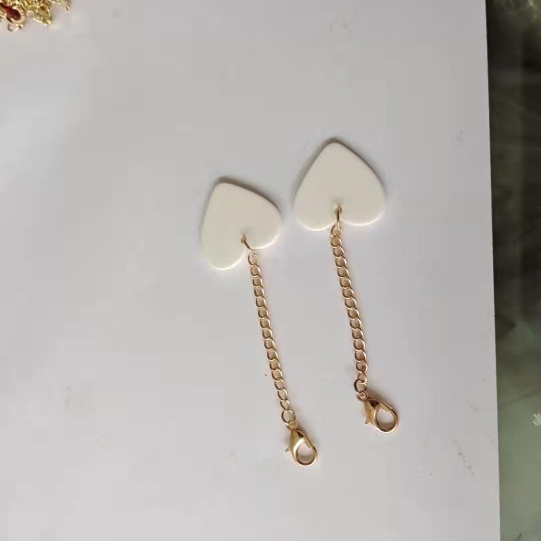 Herzförmige Ohrhängern mit goldener Kette Brehn