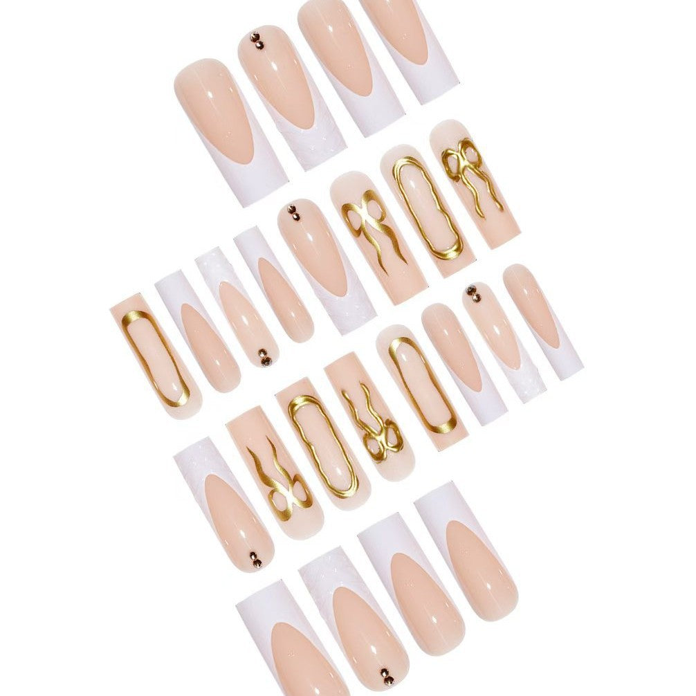 Künstlerisches 3D Press-On Nagelset mit dekorativen goldenen Akzenten Brehn