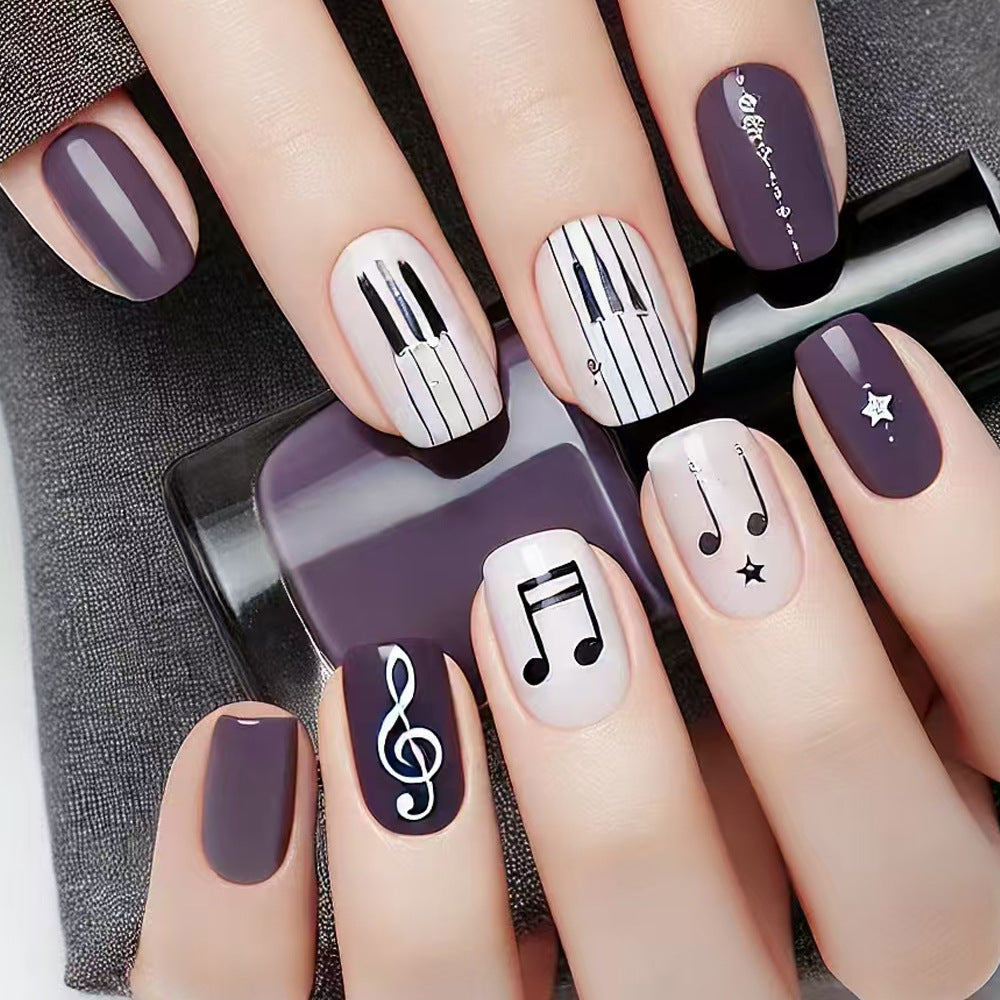 Musikalisch inspiriertes Press-On Nagelkunst Brehn