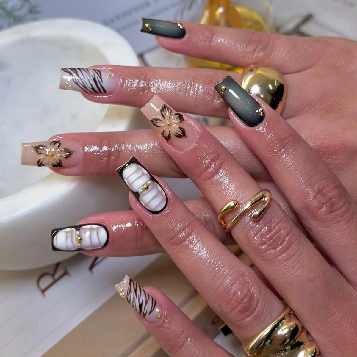 Kunstfingernägel mit Exquisiten Floralen und Geometrischen Designs Brehn