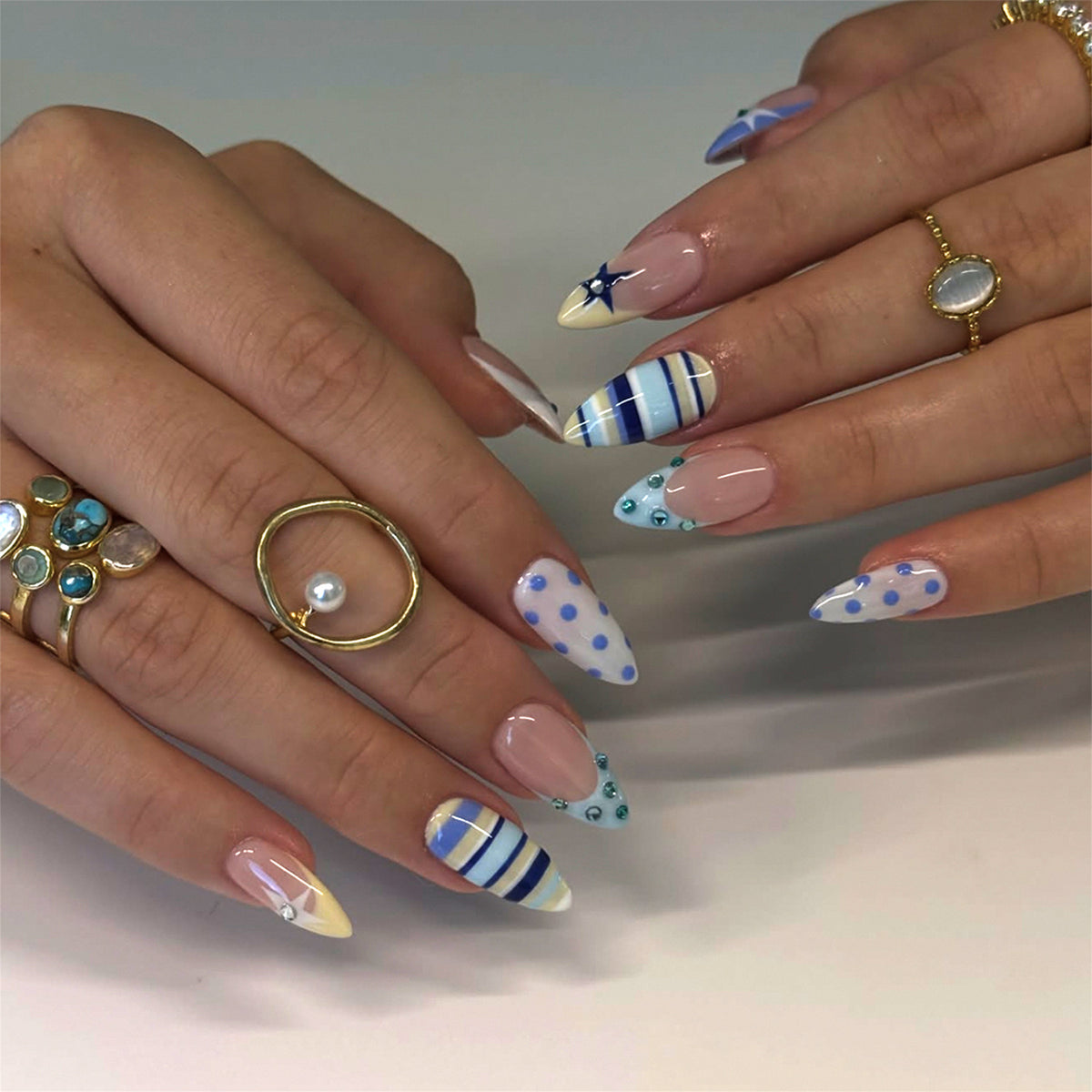 Kunstvolle Stiletto-Nägel mit maritime Designs Brehn