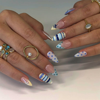 Kunstvolle Stiletto-Nägel mit maritime Designs Brehn